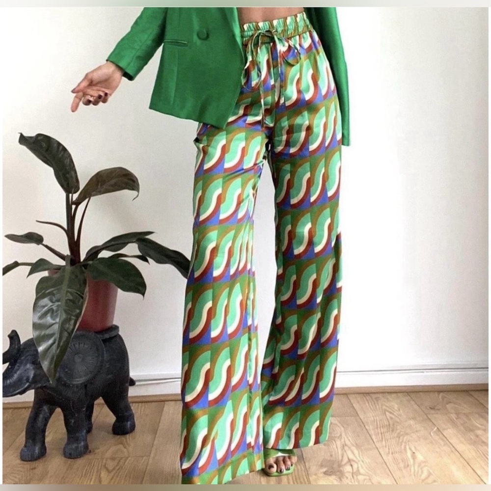 Zara geometric print high-waisted drawstring wide-leg pants with a satin effect. - Picture 3 of 7